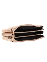 Bandolera pequeña de color negro con cierre superior y correa larga ajustable con el logo de la marca grabado.