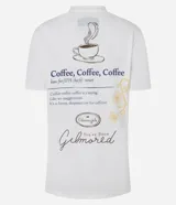 Remera de algodón color blanco con cuello redondo y manga corta. Presenta un estampado temático de la serie Gilmore Girls en la espalda con diseño de taza de café y texto descriptivo.