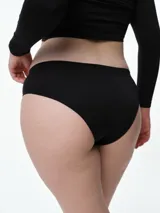 Bombacha tipo bikini de microfibra con diseño seamless, que ofrece un ajuste suave y sin costuras visibles. Cuenta con fundillo de algodón para mayor comodidad y frescura.