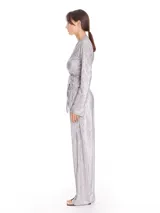 Pantalón plisado color verde agua, de corte oversized, amplio y con caída. Tiene bolsillos laterales y elástico en la cintura.