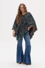 Poncho tejido en lana merino multicolor con escote en V y flecos decorativos en el ruedo.