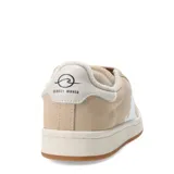 Championes urbanos de cuero color beige, con diseño minimalista, suela de goma y forro interior acolchado. Presentan un detalle gráfico lateral en color blanco y cordones anchos al tono.