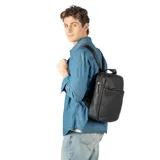 Mochila negra de cuero texturado con bolsillo frontal y asa superior.