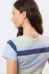 Remera rayada de manga corta con escote redondo y cierre frontal parcial con botones. Presenta un diseño de líneas horizontales en tonos celestes, azul marino y verde claro.