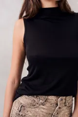 Musculosa negra con cuello alto y corte ajustado.