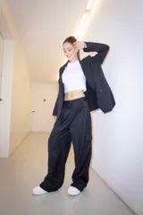 Pantalón de vestir color negro, de corte sastrero.