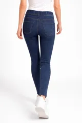 Pantalon tipo jegging de jean azul oscuro, con cintura elástica y bolsillos traseros.