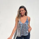 Musculosa de fiesta con escote en V y breteles finos, completamente cubierta de lentejuelas plateadas.