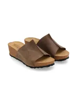 Sandalia de plataforma Vika color marrón, confeccionada en cuero rústico encerado con tira ancha en el empeine, plantilla de cuero y suela de corcho y EVA con base de goma.