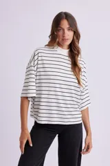 Remera de corte holgado con cuello alto, mangas tres cuartos y diseño de rayas horizontales finas en color negro sobre fondo blanco.
