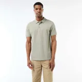 Remera polo de piqué de algodón color verde militar, con cuello clásico y cierre frontal de botones.