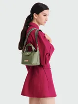 Bolso tote Longchamp modelo Le Pliage du Jardinier, color verde oliva, con doble asa corta y correa larga extraíble. Presenta cierre con solapa y botón a presión.