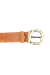 Cinto de cuero gamuzado color naranja con hebilla metálica color bronce y detalle de la marca grabada en la trabilla.