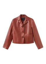 Chaqueta corta color bordó, de manga larga, con cuello camisero, bolsillos frontales con solapa y cierre de botones oscuros.