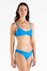 Bombacha de bikini de tiro medio con diseño clásico y cobertura moderada.