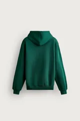 Sudadera hoodie relaxed fit color verde oscuro, confeccionada en tejido de algodón con interior cepillado, capucha ajustable con cordón y bolsillo frontal tipo canguro.