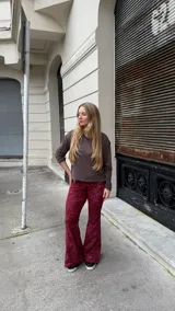 Pantalon oxford de tiro medio con cintura ancha, confeccionado en jersey térmico con efecto gastado en color bordó.
