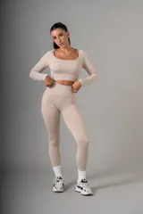 Remera manga larga color beige, de tela gruesa y corte ajustado.