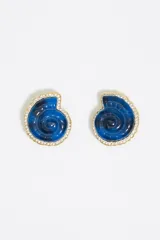 Par de aros con forma de espiral azul con borde dorado y strass.