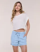Short de tiro medio y calce relajado color celeste, con cintura elastizada y cordón ajustable. Cuenta con bolsillos delanteros aplicados tipo parche y ruedo doblado.