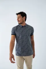 Remera cuello polo de algodón con estampado floral, manga corta con terminaciones a contratono y cierre frontal con botones.