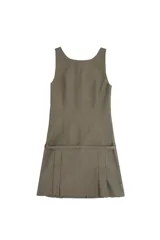 Vestido corto sin mangas color gris verdoso, confeccionado en tejido estructurado. Presenta un escote redondo, diseño ajustado en la parte superior y falda con tablas. Incluye un cinturón fino con hebilla metálica a la altura de la cadera.