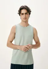 Musculosa de hombre color verde menta, con cuello redondo y corte recto.