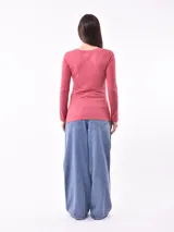 Remera negra de manga larga con estampa de flor en el frente.