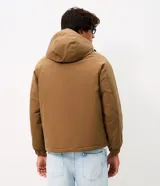 Campera utilitaria de poliéster color tostado, con capucha ajustable, cuello alto, cierre frontal con cremallera y solapa con botones a presión, y bolsillos frontales grandes con solapa.