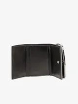Billetera compacta de tres pliegues confeccionada en cuero vacuno con acabado espejado. Presenta un diseño minimalista en color negro con el logo ovalado de la marca en relieve al tono en la parte frontal. Incluye ranuras para tarjetas, compartimento para billetes y bolsillo para monedas.