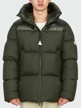Campera puffer Moncler Damavand color verde militar con capucha y relleno de plumas.