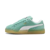 Championes Puma Suede XL color verde agua con detalles en blanco y suela color caramelo.