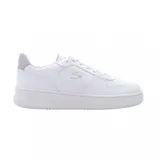 Championes Lacoste modelo L001 Set, de diseño urbano y minimalista en color blanco. Presentan una silueta clásica con el icónico logo del cocodrilo bordado en el lateral y detalle en tono gris claro en la parte trasera del talón.