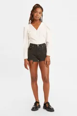 Short de jean negro con tiro alto, corte clásico y ruedo deshilachado.