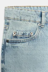 Jeans de tiro medio con corte slim leg, confeccionados en denim de lavado claro. Presentan diseño clásico de cinco bolsillos, cierre frontal con cremallera y botón, y cintura con trabillas.