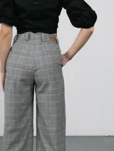 Pantalón de pana color ladrillo, de corte recto y tiro alto.