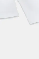 Remera de manga larga confeccionada en algodón compacto, con cuello redondo y corte regular fit.