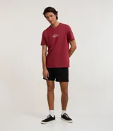 Remera de hombre color bordó, corte comfort, cuello redondo y manga corta. Presenta un pequeño estampado lineal minimalista en el pecho que simula un paisaje con palmeras y montañas.