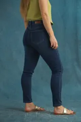 Pantalón jean negro de corte skinny con tiro alto.