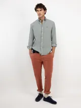 Camisa de micropana celeste para hombre, de corte regular fit y manga larga. Cuenta con cuello abotonado, cierre frontal con botones y detalle de vivo liso en el interior de los puños.