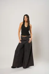 Jean de tiro alto color marrón oscuro con efecto lavado, de corte ancho y pierna muy fluida.