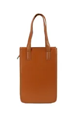 Bolso tipo tote de diseño estructurado y formato vertical, confeccionado en cuero sintético con textura grabada tipo cocodrilo. Cuenta con doble asa de hombro y cierre lateral.