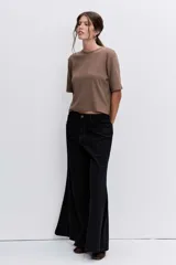 Remera de algodón color marrón, con cuello redondo y mangas cortas, de corte recto y largo a la cintura.