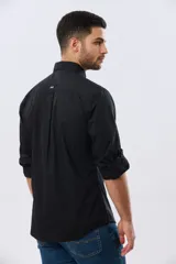 Camisa lisa de manga larga de algodón en color gris claro, de corte slim fit con cuello camisero y cierre frontal de botones.