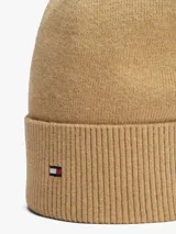 Gorro tipo beanie de punto canalé color beige, con vuelta y logo de la marca bordado en el centro. Confeccionado en una mezcla de algodón y cachemira.