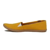 Zapatilla casual Moleca para mujer, tipo alpargata baja de color amarillo, con perforaciones en toda la capellada para mayor ventilación, suela texturizada tipo yute y detalle de aplique marrón con un corazón metálico en el talón.