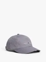 Gorra de seis paneles color gris jaspeado, con visera curva y ojales bordados. Presenta el logo de Tommy Hilfiger bordado en el panel frontal.