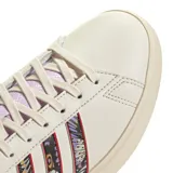 Championes urbanos Adidas modelo Grand Court 2.0, color blanco con detalles en lila y estampado floral en las tres tiras laterales. Presentan un diseño clásico con suela de goma y cierre de cordones.
