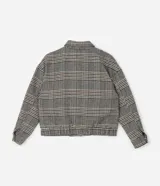 Campera tipo bomber de polivelour con estampado de cuadros, cuello inglés, cierre frontal, mangas largas y bolsillos funcionales.