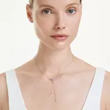 Collar en forma de Y con baño de rodio, que presenta un motivo central de libélula decorado con cristales en tonos rosa y morado, y una perla de cristal. La cadena incluye detalles de zirconia cúbica multicolor y dos tiras colgantes terminadas en una perla de cristal y una zirconia azul.